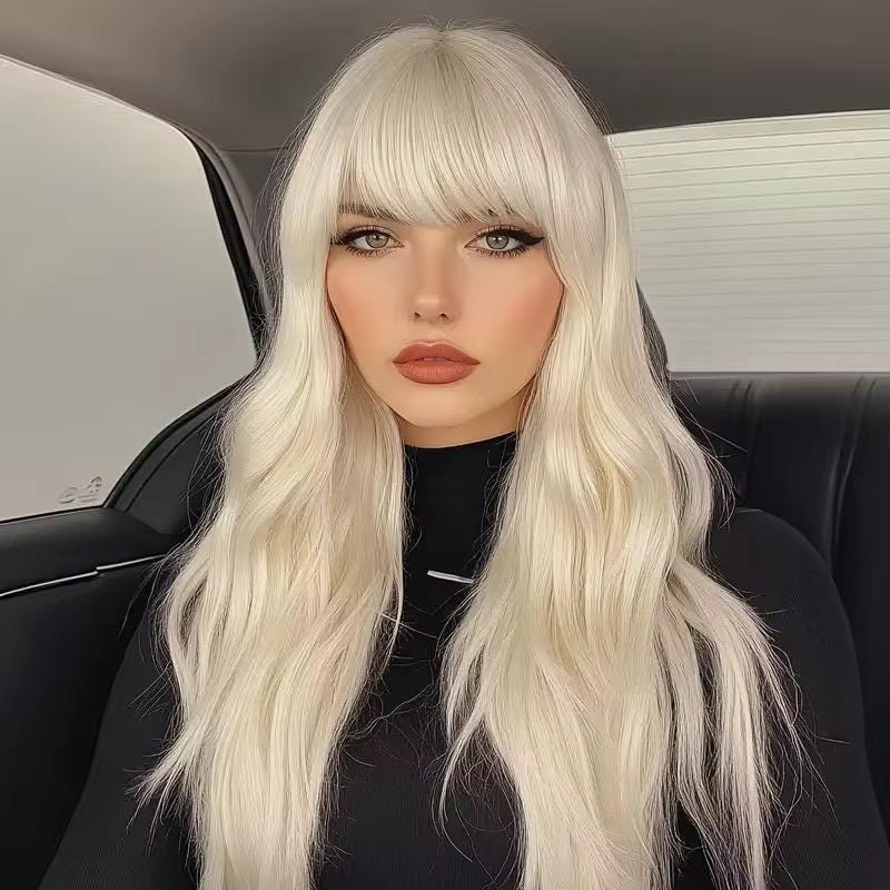 Perruque longue ondulée blonde platine avec frange - Cheveux d'aspect naturel résistants à la chaleur pour un look cosplay/dolly