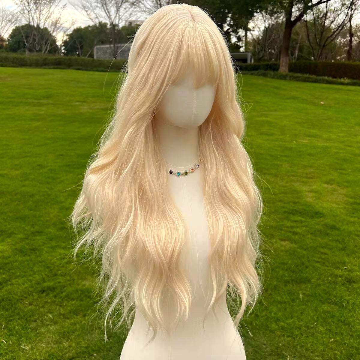 Perruque ondulée blonde platine avec frange : cheveux cosplay résistants à la chaleur