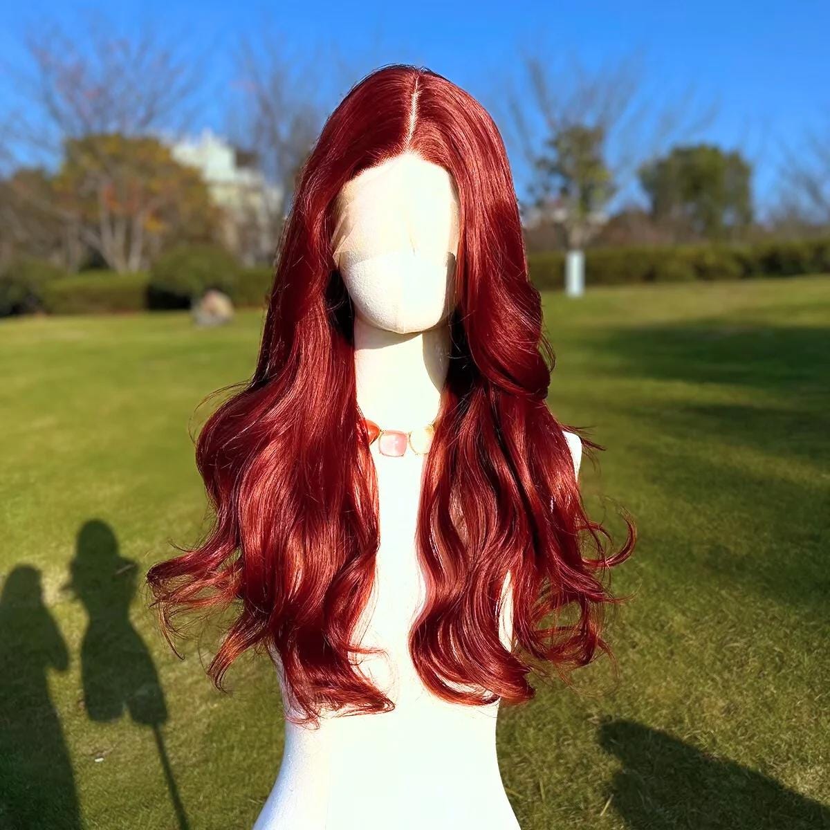 Perruque longue ondulée rouge foncé lacets : cheveux synthétiques résistants à la chaleur