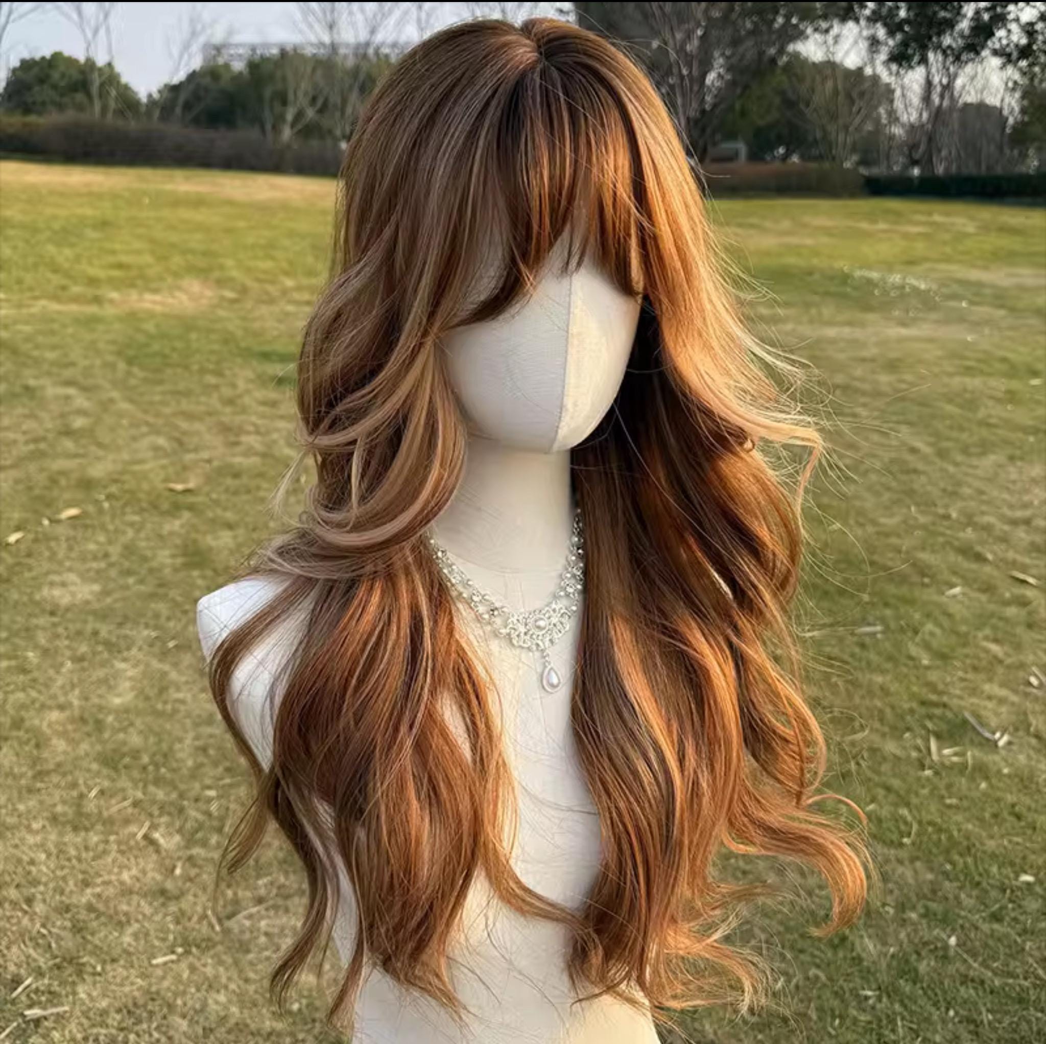 Perruque longue auburn ondulée avec frange rideau : cheveux synthétiques résistants à la chaleur