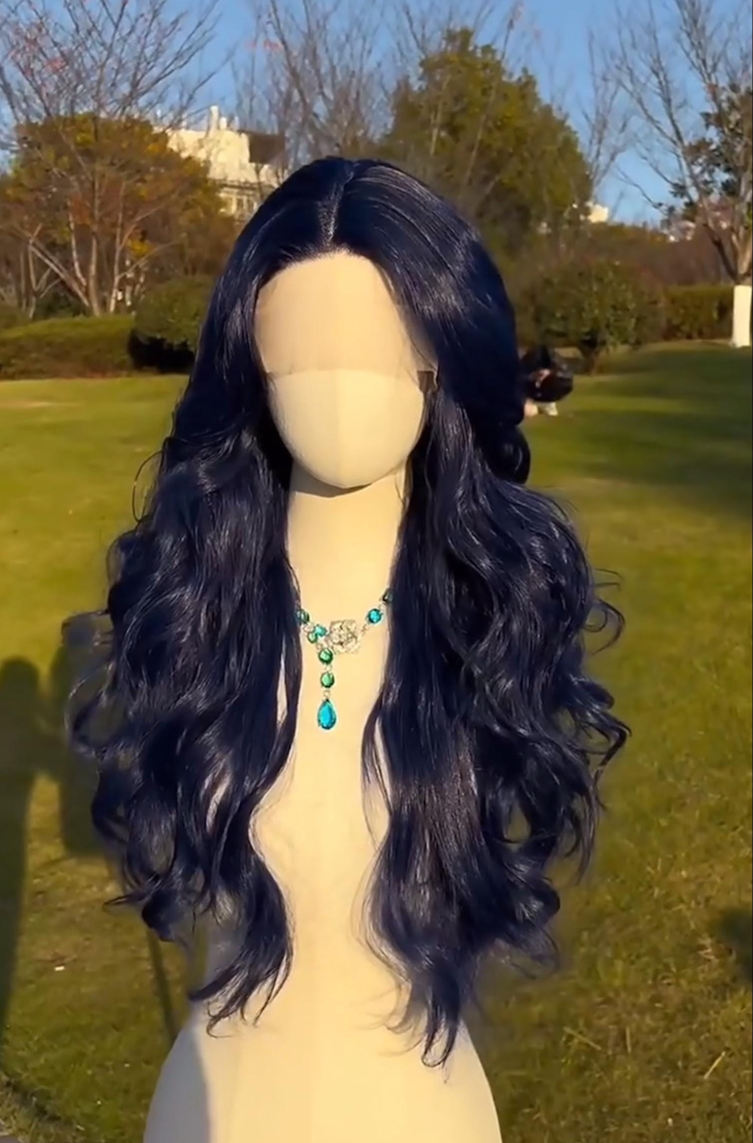 Perruque longue ondulée bleu foncé lacets : style gothique d'Halloween synthétique