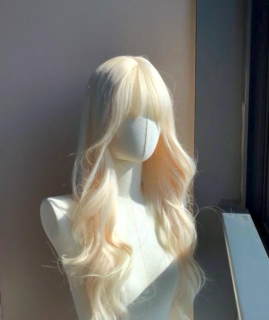 Perruque ondulée blonde platine avec frange : cheveux cosplay résistants à la chaleur