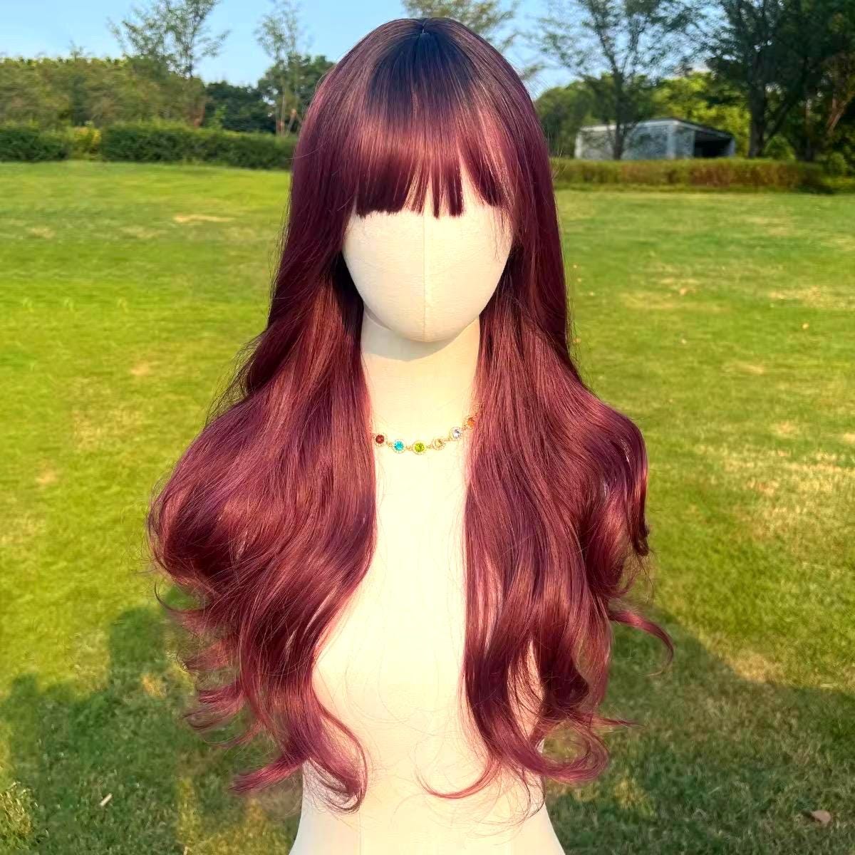 Perruque longue ondulée rouge foncé avec frange : Perruque cosplay synthétique résistante à la chaleur