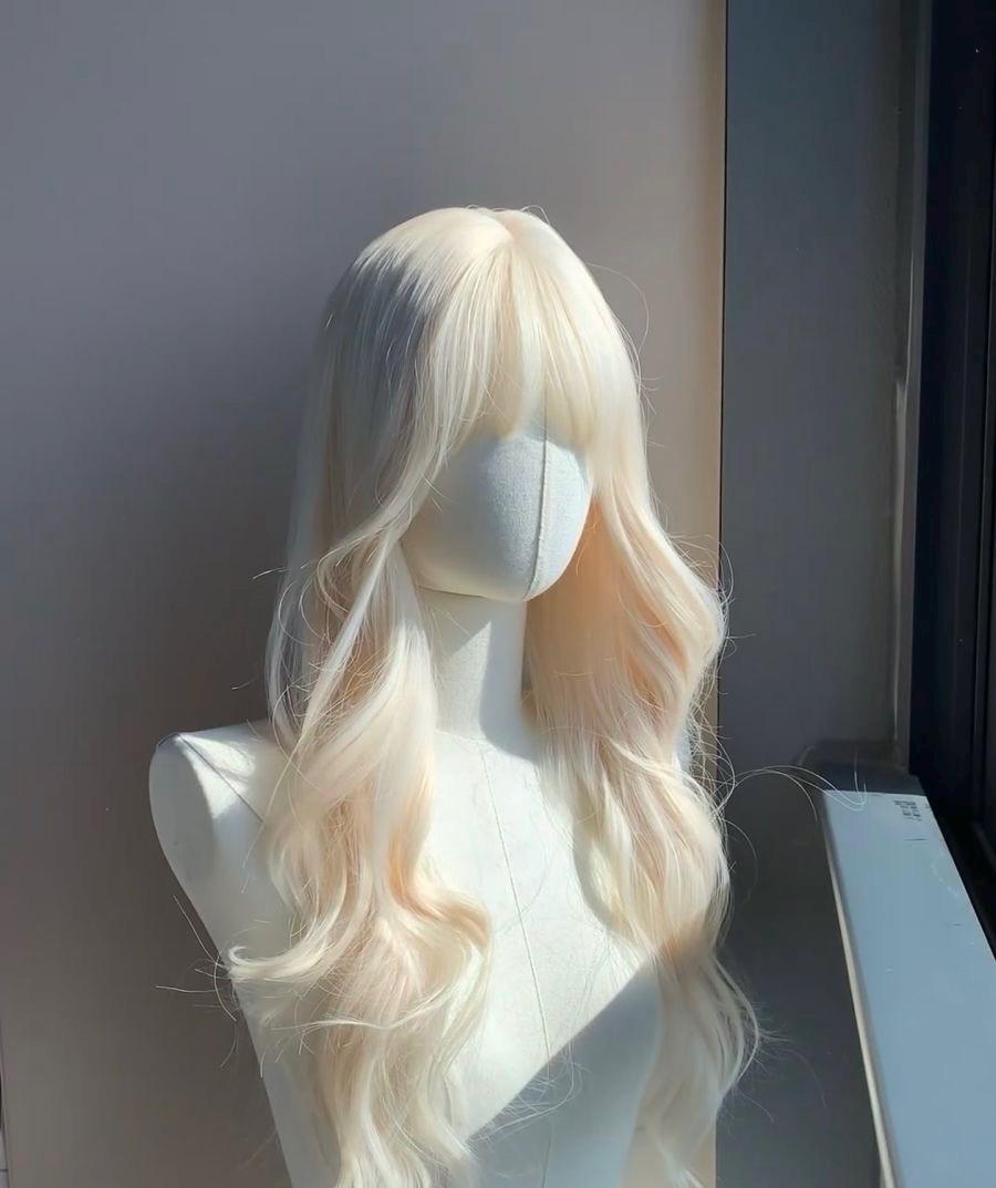 Perruque longue ondulée blonde platine avec frange - Cheveux d'aspect naturel résistants à la chaleur pour un look cosplay/dolly