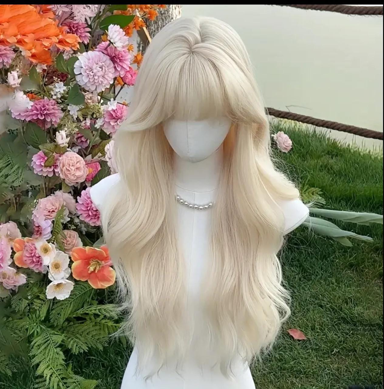 Perruque longue ondulée blonde platine avec frange - Cheveux d'aspect naturel résistants à la chaleur pour un look cosplay/dolly