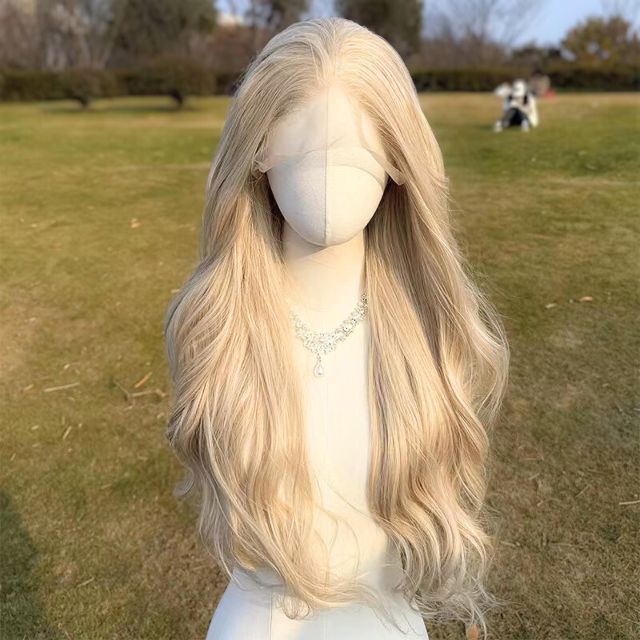 Perruque longue et blonde chaude : lacets HD, résistante à la chaleur