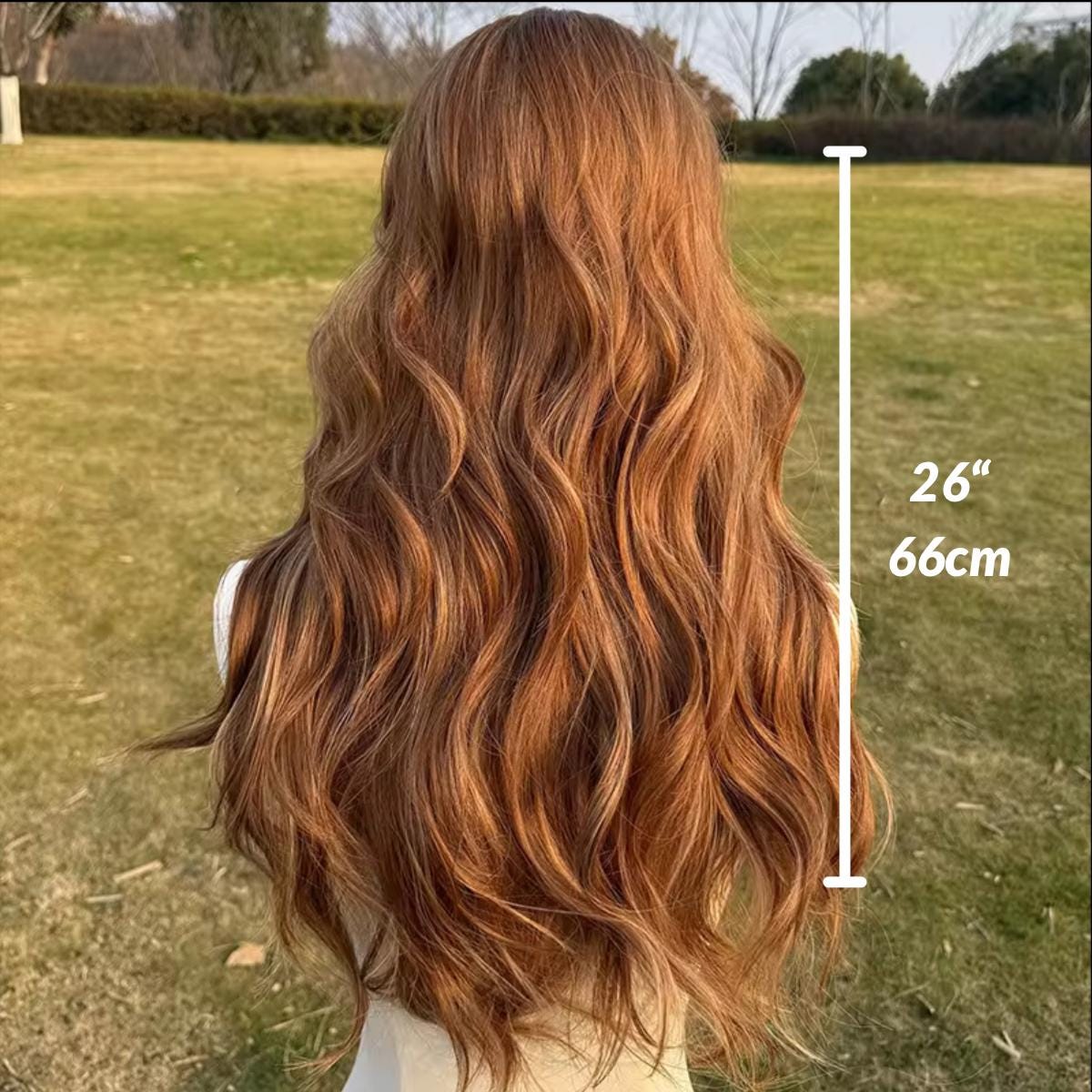 Perruque longue auburn ondulée avec frange rideau : cheveux synthétiques résistants à la chaleur