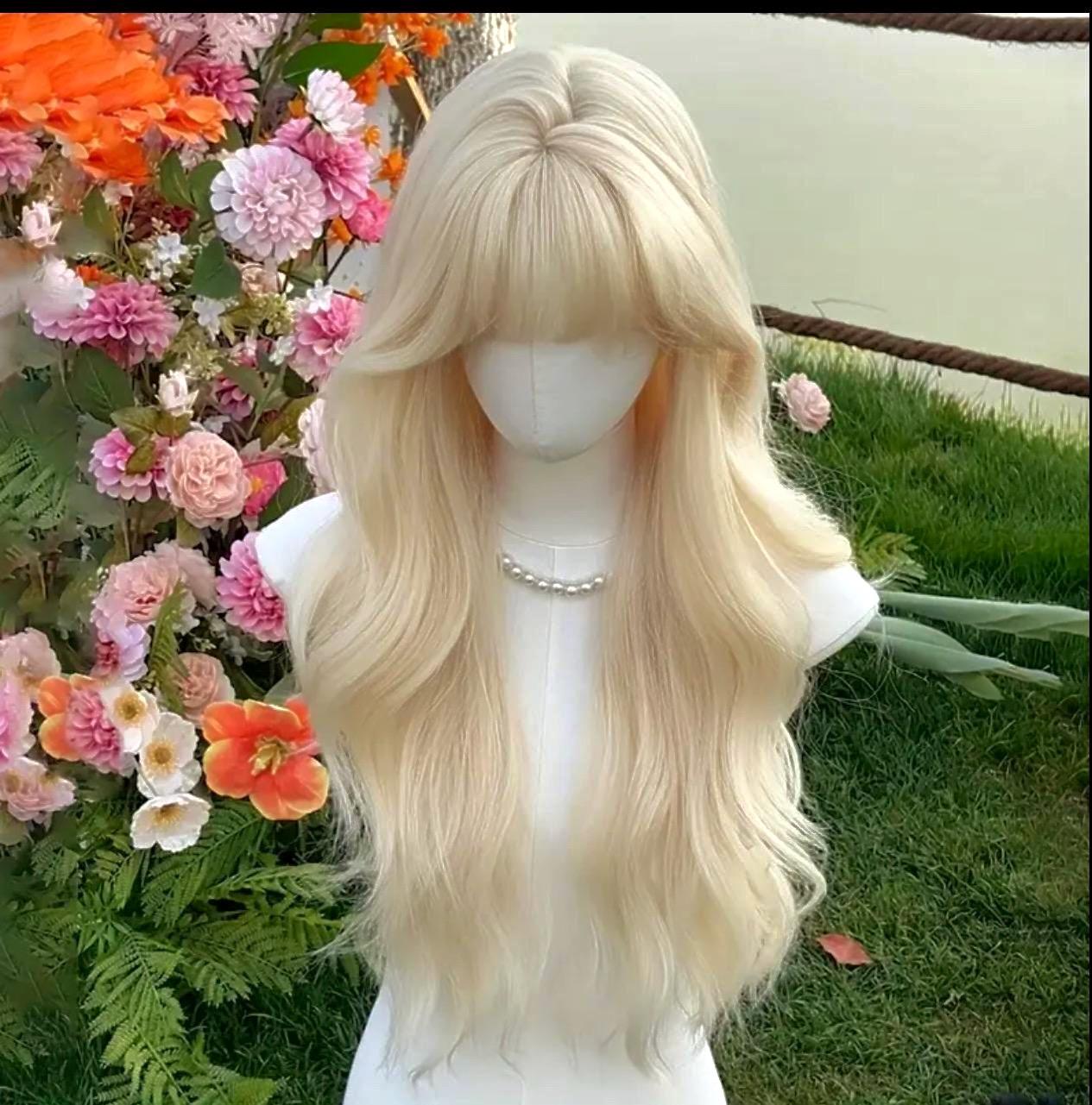 Perruque ondulée blonde platine avec frange : cheveux cosplay résistants à la chaleur