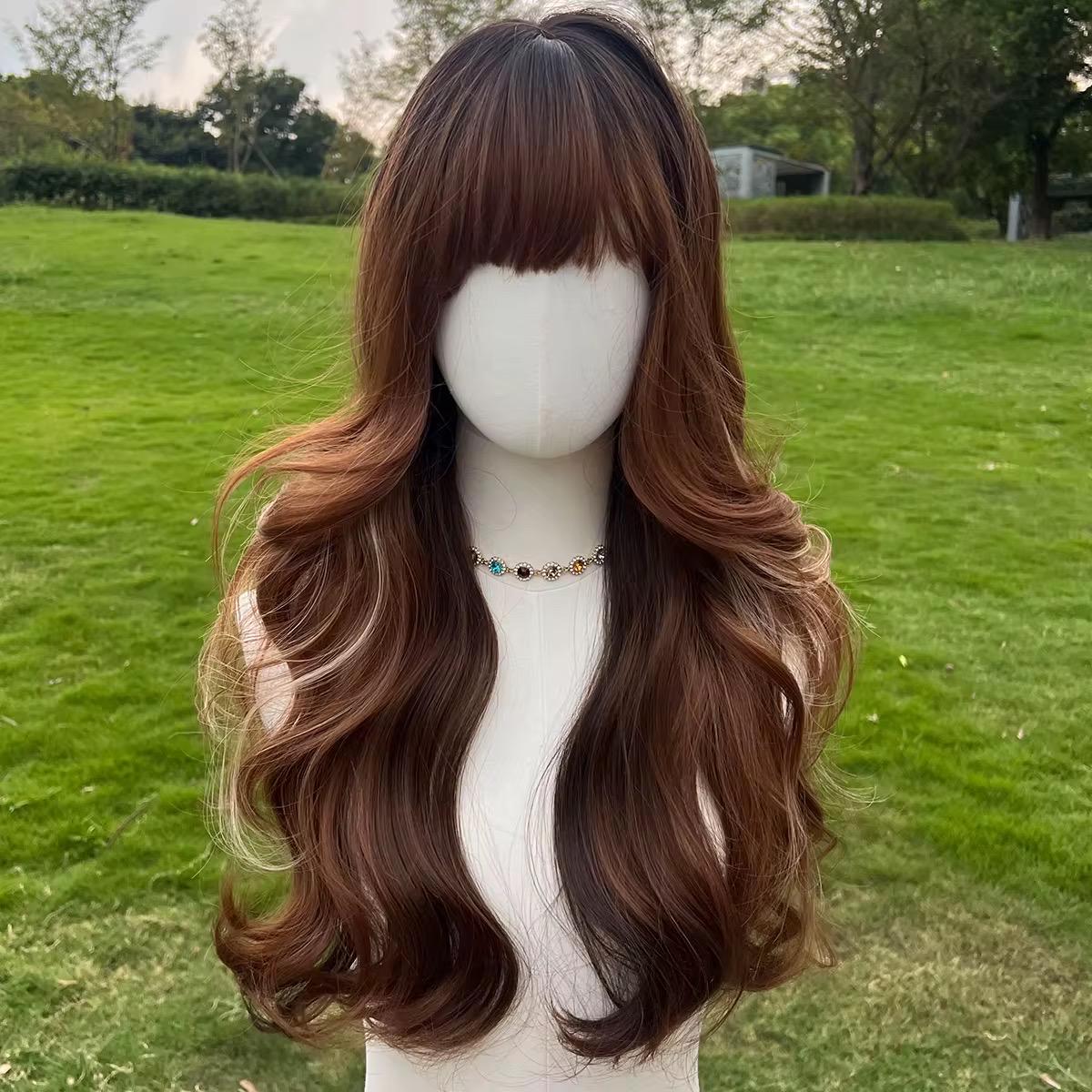 Perruque longue auburn ondulée avec frange : cheveux synthétiques sans colle, 26 pouces