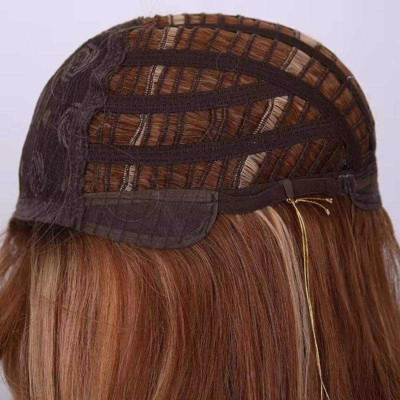 Perruque longue auburn ondulée avec frange : cheveux synthétiques sans colle, 26 pouces