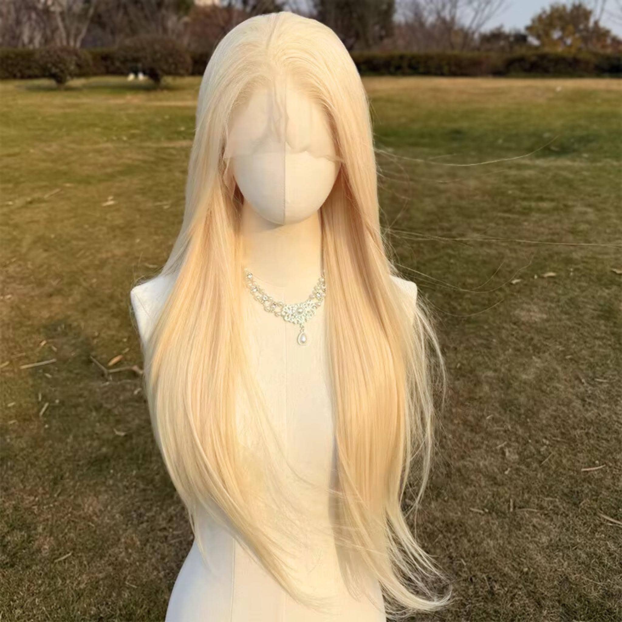 Perruque longue blonde lacée sur le devant : cheveux synthétiques résistants à la chaleur, 26 pouces