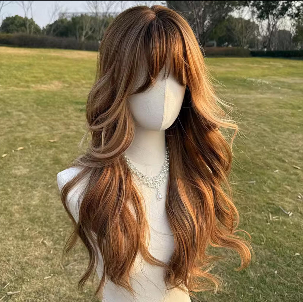 Perruque longue auburn ondulée avec frange rideau : cheveux synthétiques résistants à la chaleur