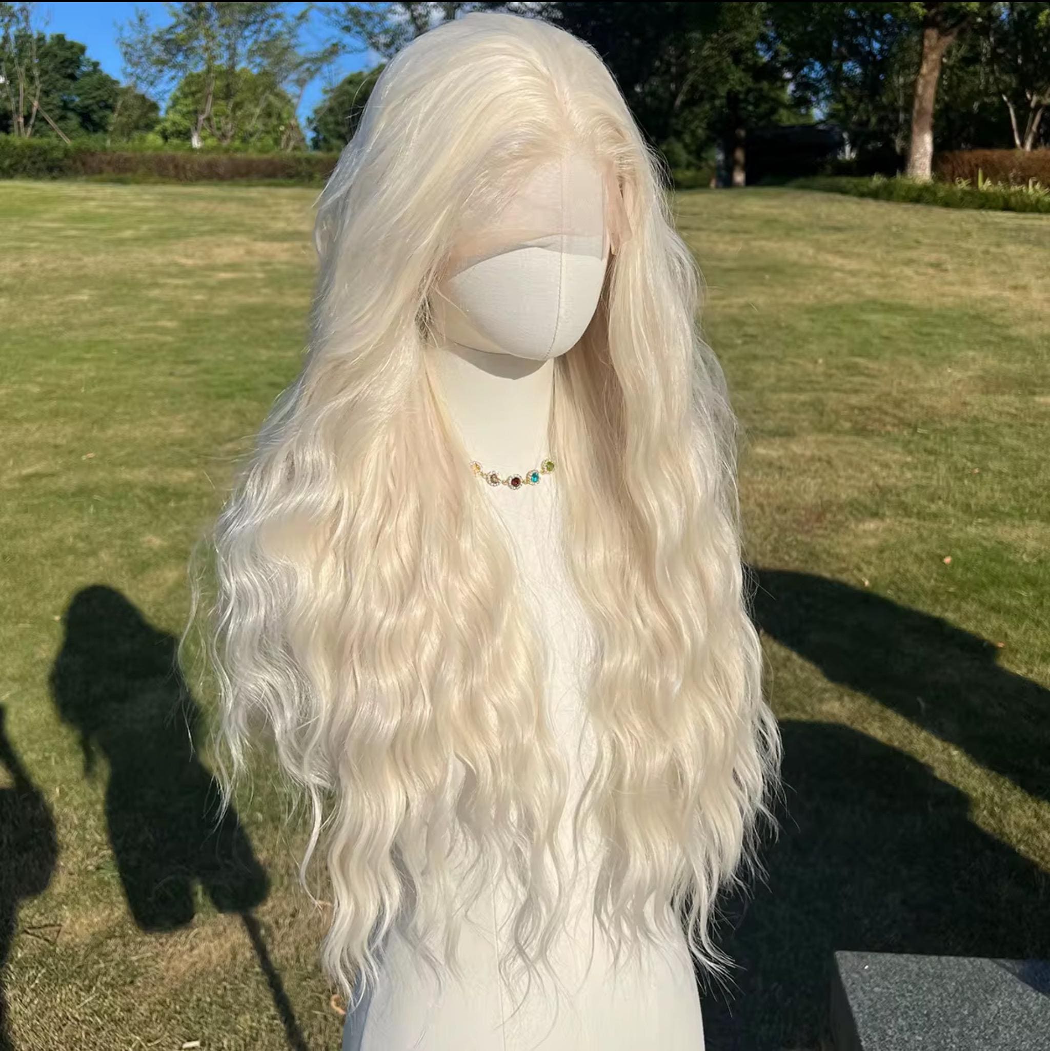 Perruque blonde platine : longue lace frontale synthétique résistante à la chaleur et ondulée