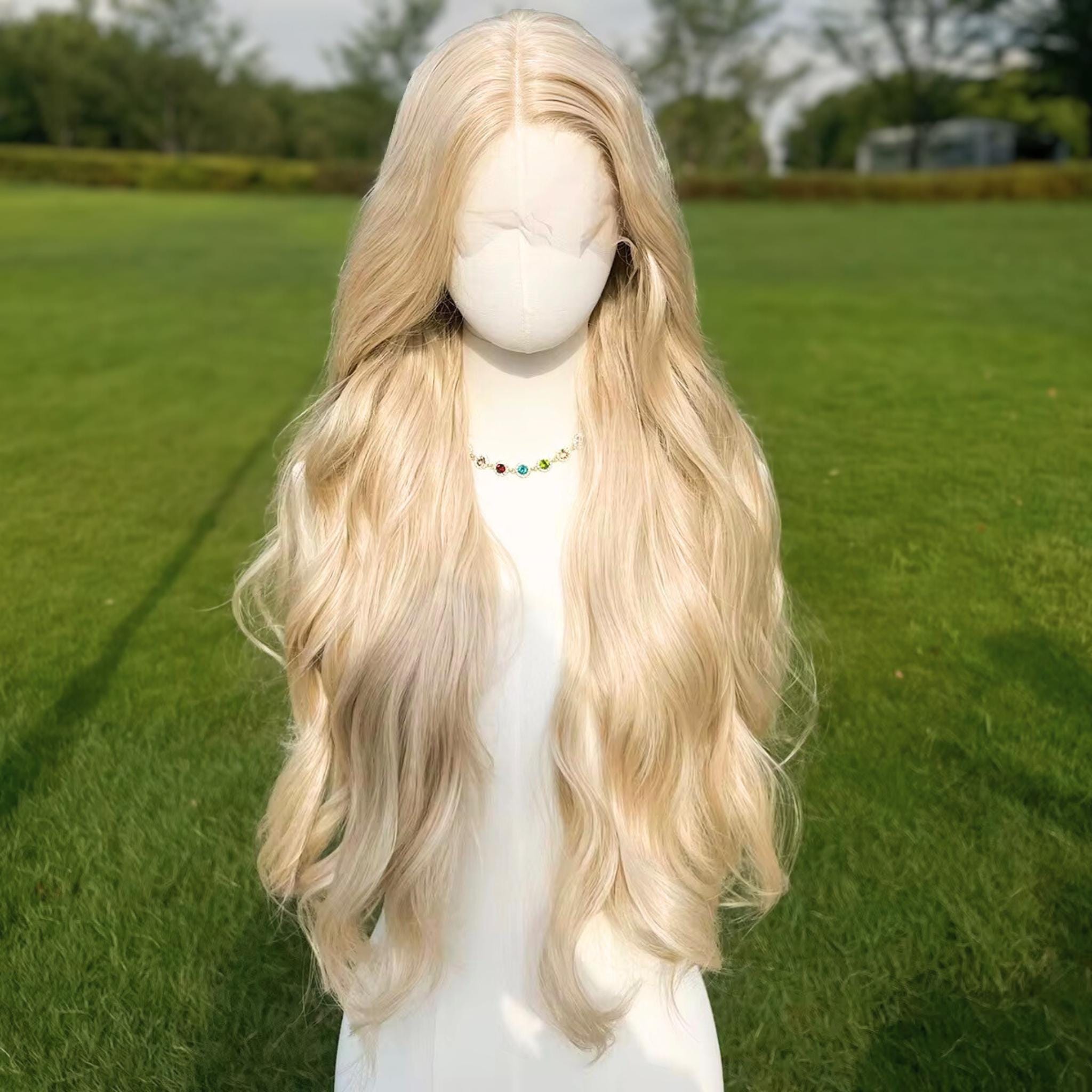 Perruque blonde chaude ondulée : lacets HD, cheveux synthétiques résistants à la chaleur