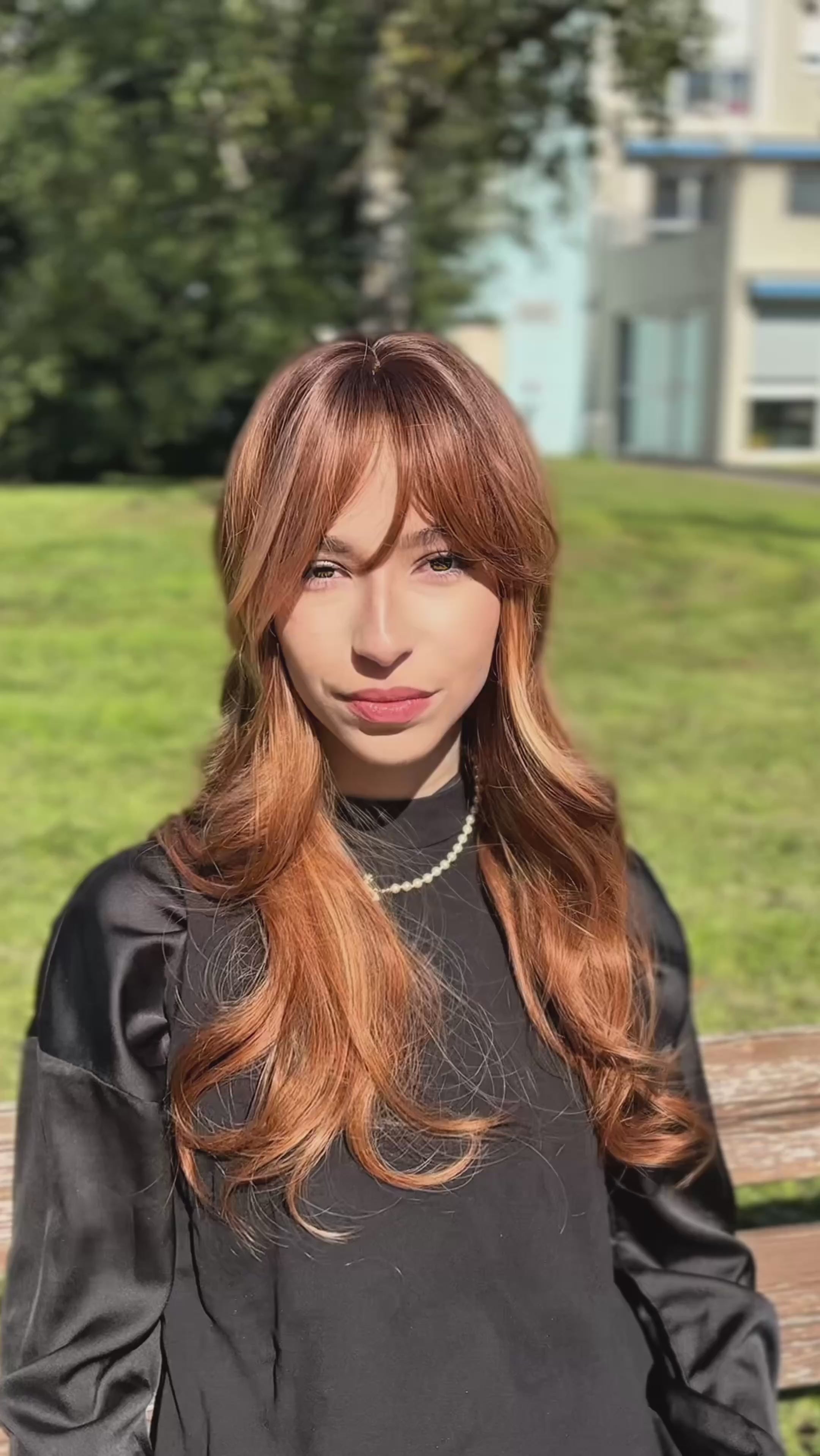 Perruque longue auburn ondulée avec frange rideau : cheveux synthétiques résistants à la chaleur